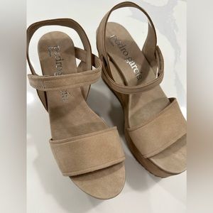 Pedro Garcia Dorothy Wedge NIB size 9 US